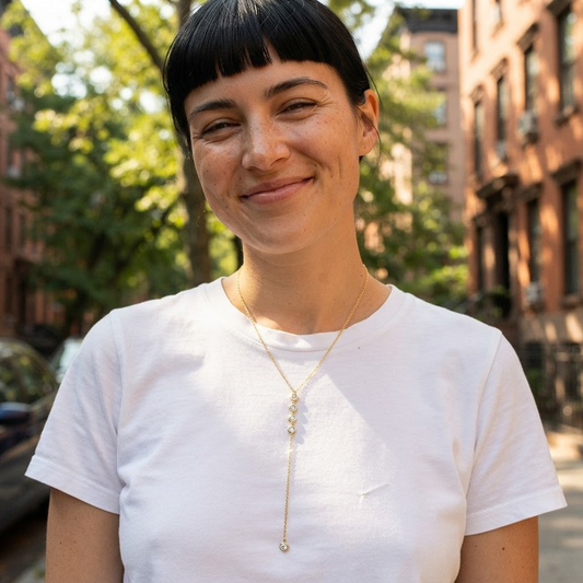 Collana Lia indossata all'aperto in pieno sole su una t-shirt bianca