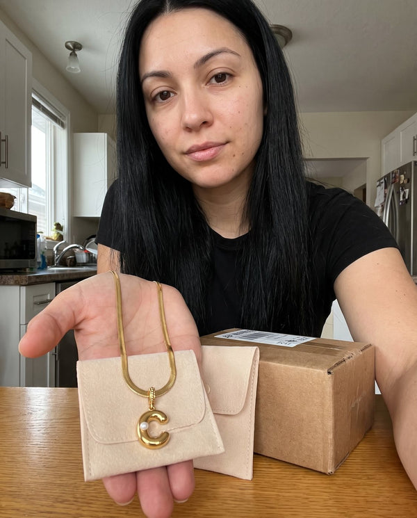 Collana Alma con iniziale C appena arrivata, foto di una cliente