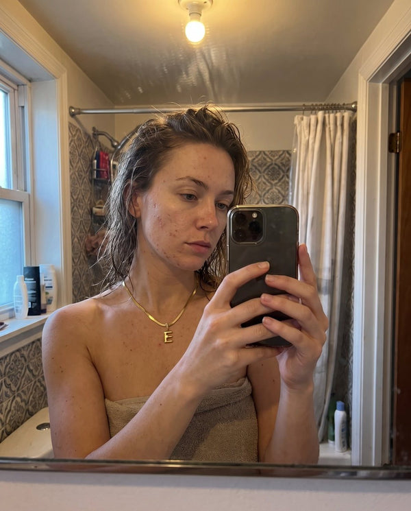 Collana Alma con iniziale E indossata, selfie allo specchio di una cliente