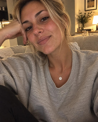 Collana Duna indossata sul divano la sera, foto di una cliente
