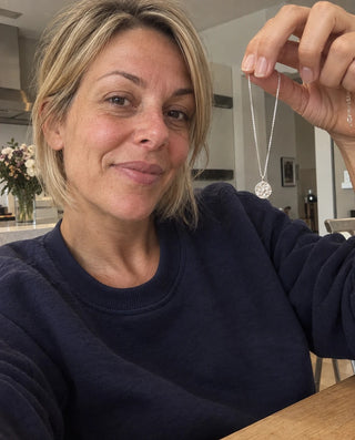 Cliente in cucina che tiene in mano la collana Duna appena arrivata