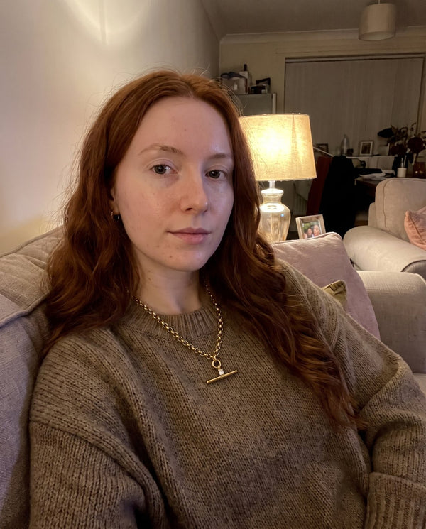 Collana Isla indossata sopra un maglione marrone, foto di una cliente