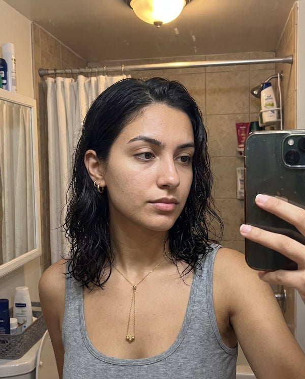 Collana Lia indossata, selfie in bagno con capelli bagnati