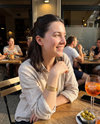 Bracciali Mira indossati all'aperitivo, foto di una cliente
