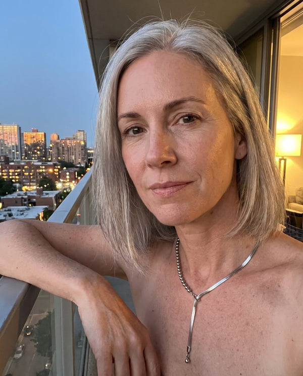 Collana Neo indossata sul balcone la sera, foto di una cliente