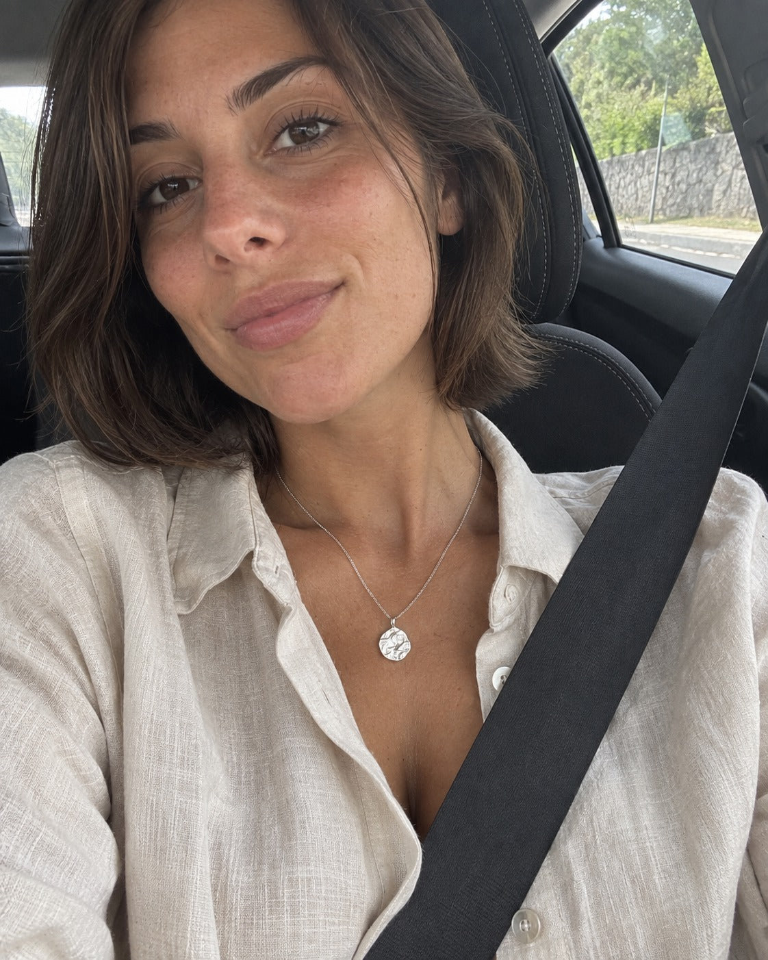 Collana Duna in argento indossata in auto con camicia di lino