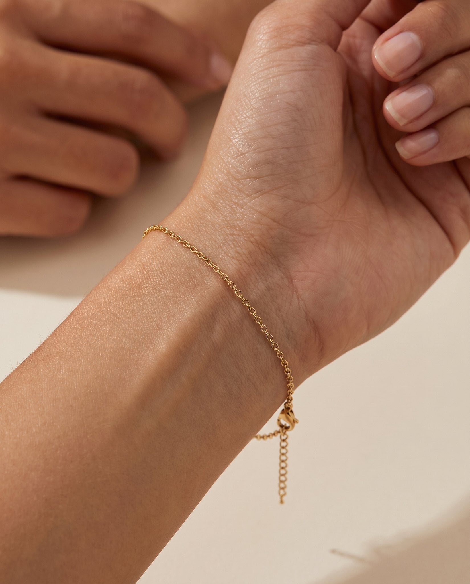 Bracciale Filo indossato al polso, la barretta appoggiata sulla pelle