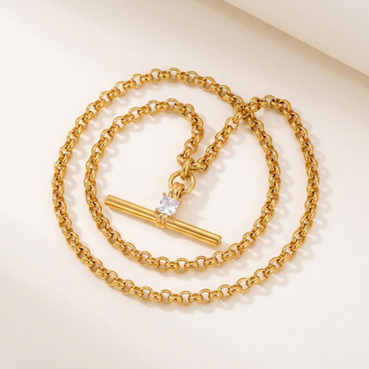 Collana Isla T-bar con zircone quadrato su catena rolo, acciaio 316L PVD oro