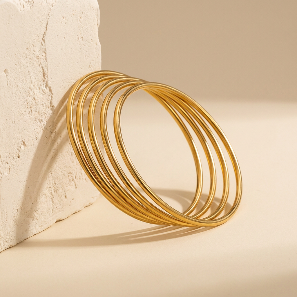 Mira, set di cinque bracciali rigidi sottili in acciaio 316L PVD oro