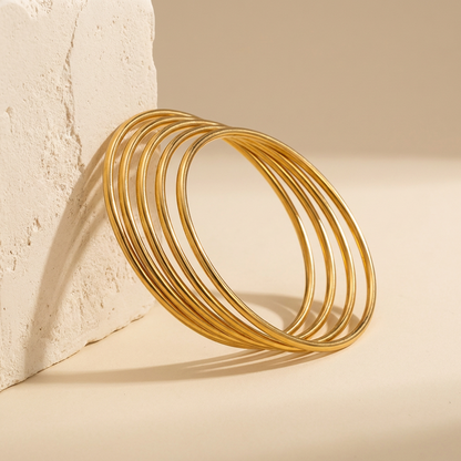 Mira, set di cinque bracciali rigidi sottili in acciaio 316L PVD oro