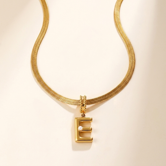 Collana Alma con iniziale bombata e perla su catena herringbone, acciaio 316L PVD oro