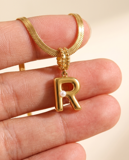Collana Alma con lettera R in acciaio 316L PVD oro, perlina nella curva
