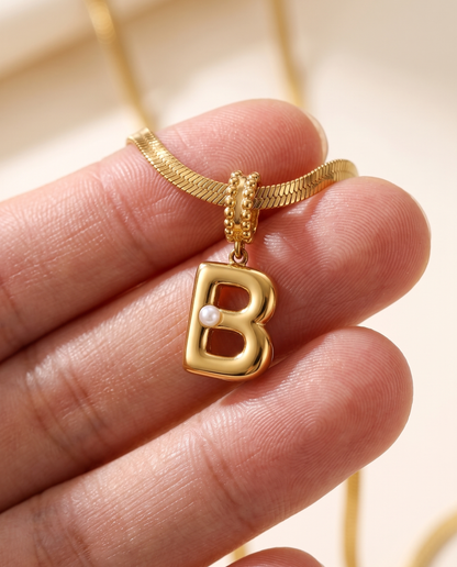 Collana Alma con lettera B in acciaio 316L PVD oro, perlina nella curva