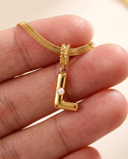 Collana Alma con lettera L in acciaio 316L PVD oro, perlina nella curva