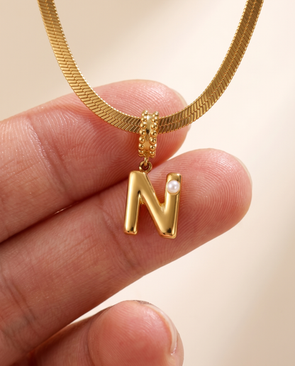 Collana Alma con lettera N in acciaio 316L PVD oro, perlina nella curva