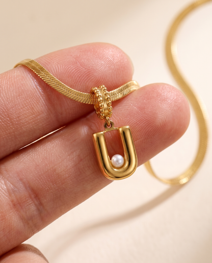 Collana Alma con lettera U in acciaio 316L PVD oro, perlina nella curva