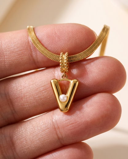 Collana Alma con lettera V in acciaio 316L PVD oro, perlina nella curva