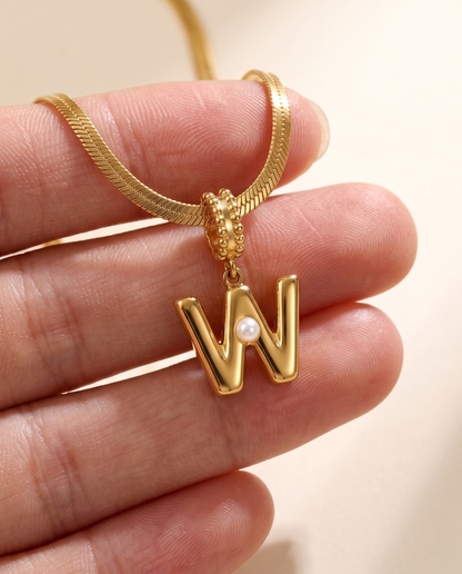 Collana Alma con lettera W in acciaio 316L PVD oro, perlina nella curva
