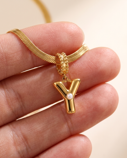 Collana Alma con lettera Y in acciaio 316L PVD oro, perlina nella curva