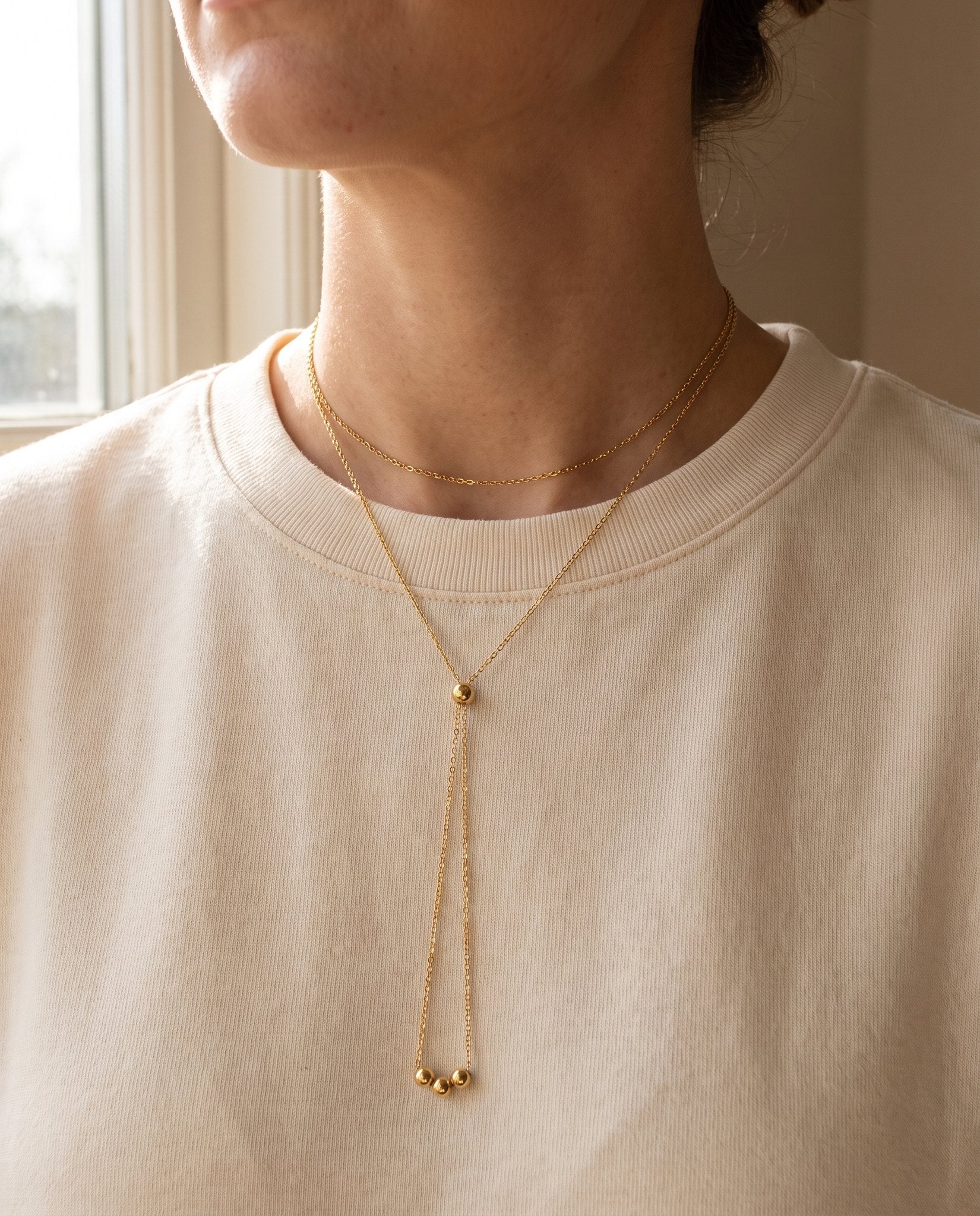 Collana Lia in layering sotto una catena piu corta, il drop con le tre perline scende al centro