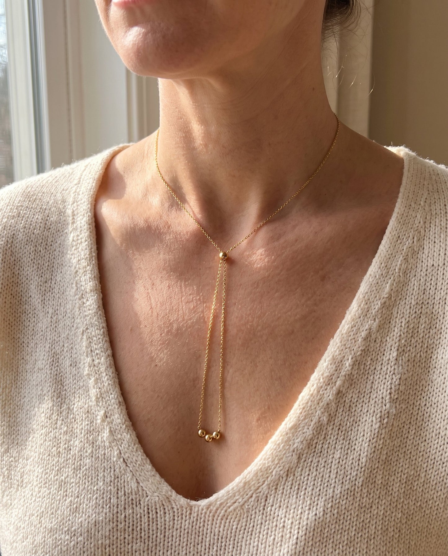 Collana Lia indossata: catena sottile a Y con drop verticale su scollatura profonda