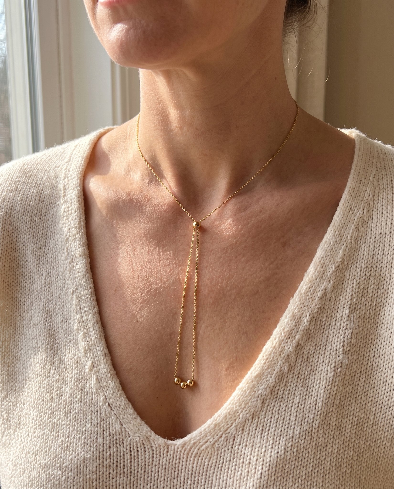 Collana Lia indossata: catena sottile a Y con drop verticale su scollatura profonda