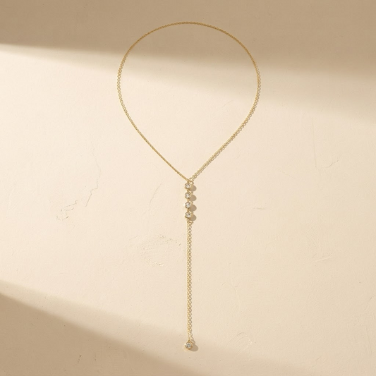 Collana Lia distesa: catena sottile a Y, quattro zirconi incastonati in colonna e un quinto in fondo al filo