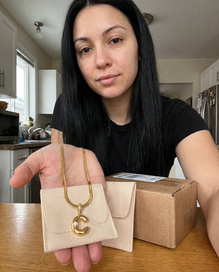 Collana Alma con iniziale C appena arrivata, foto di una cliente