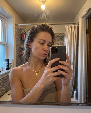 Collana Alma con iniziale E indossata, selfie allo specchio di una cliente