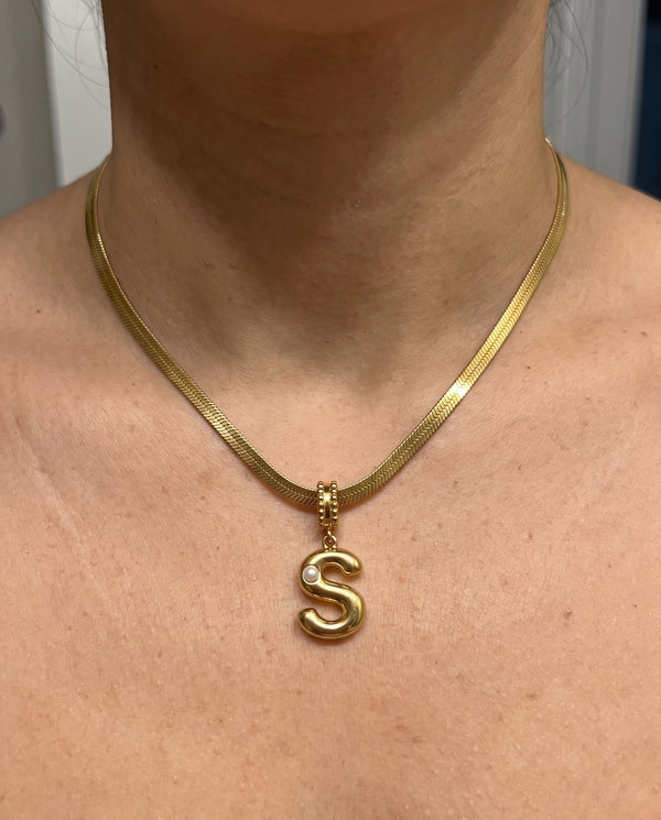 Dettaglio ravvicinato della collana Alma con iniziale S, foto di una cliente