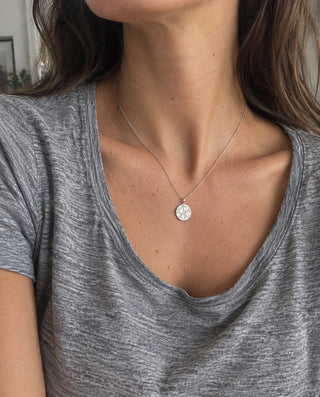 Collana Duna in argento indossata con t-shirt grigia, foto di una cliente