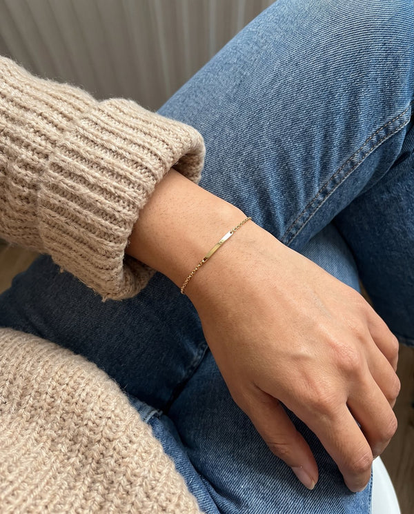 Dettaglio del bracciale Filo al polso con jeans, foto di una cliente