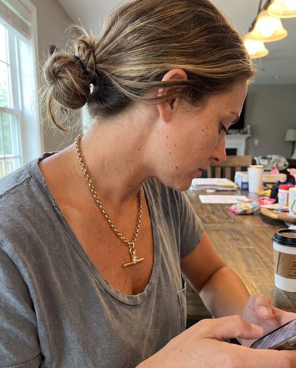 Collana Isla indossata con t-shirt grigia, foto di una cliente