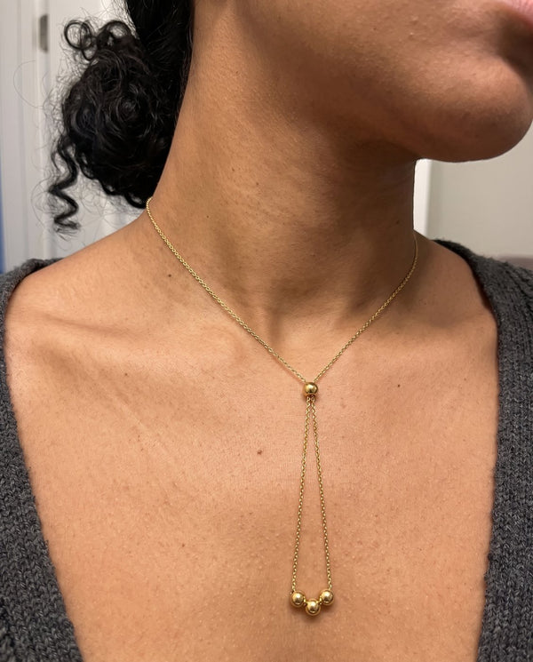 Dettaglio ravvicinato della collana Lia con le tre perline sul drop