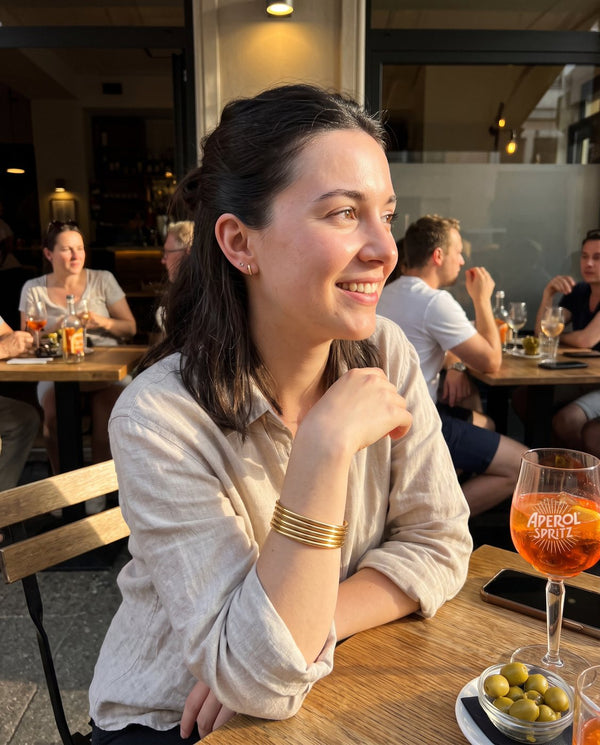 Bracciali Mira indossati all'aperitivo, foto di una cliente