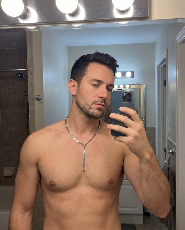 Collana Neo indossata da un uomo, selfie allo specchio