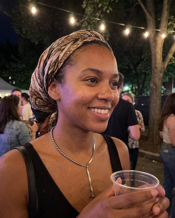 Collana Neo indossata a una serata all'aperto, foto di una cliente