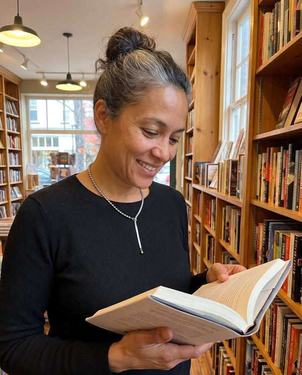 Collana Neo indossata in libreria, foto di una cliente