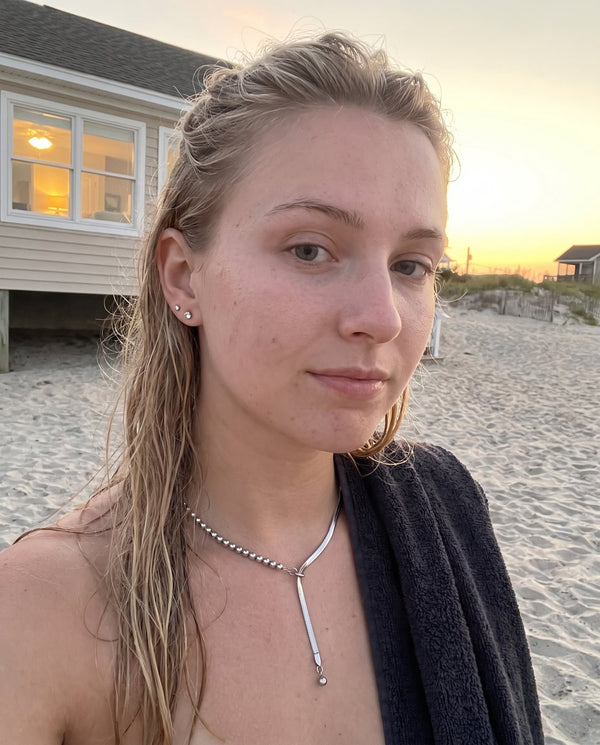 Collana Neo indossata in spiaggia con i capelli bagnati, foto di una cliente