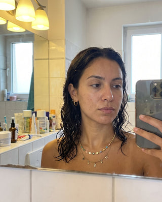 Collana Riva indossata, selfie in bagno con capelli bagnati