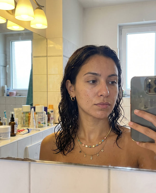 Collana Riva indossata, selfie in bagno con capelli bagnati