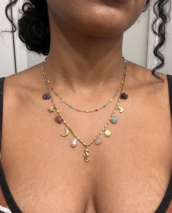 Dettaglio ravvicinato dei charm della collana Riva
