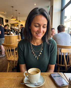 Collana Riva indossata al bar con una maglia verde, foto di una cliente