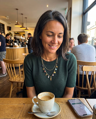 Collana Riva indossata al bar con una maglia verde, foto di una cliente
