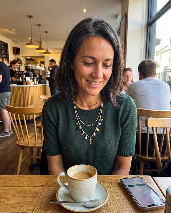 Collana Riva indossata al bar con una maglia verde, foto di una cliente