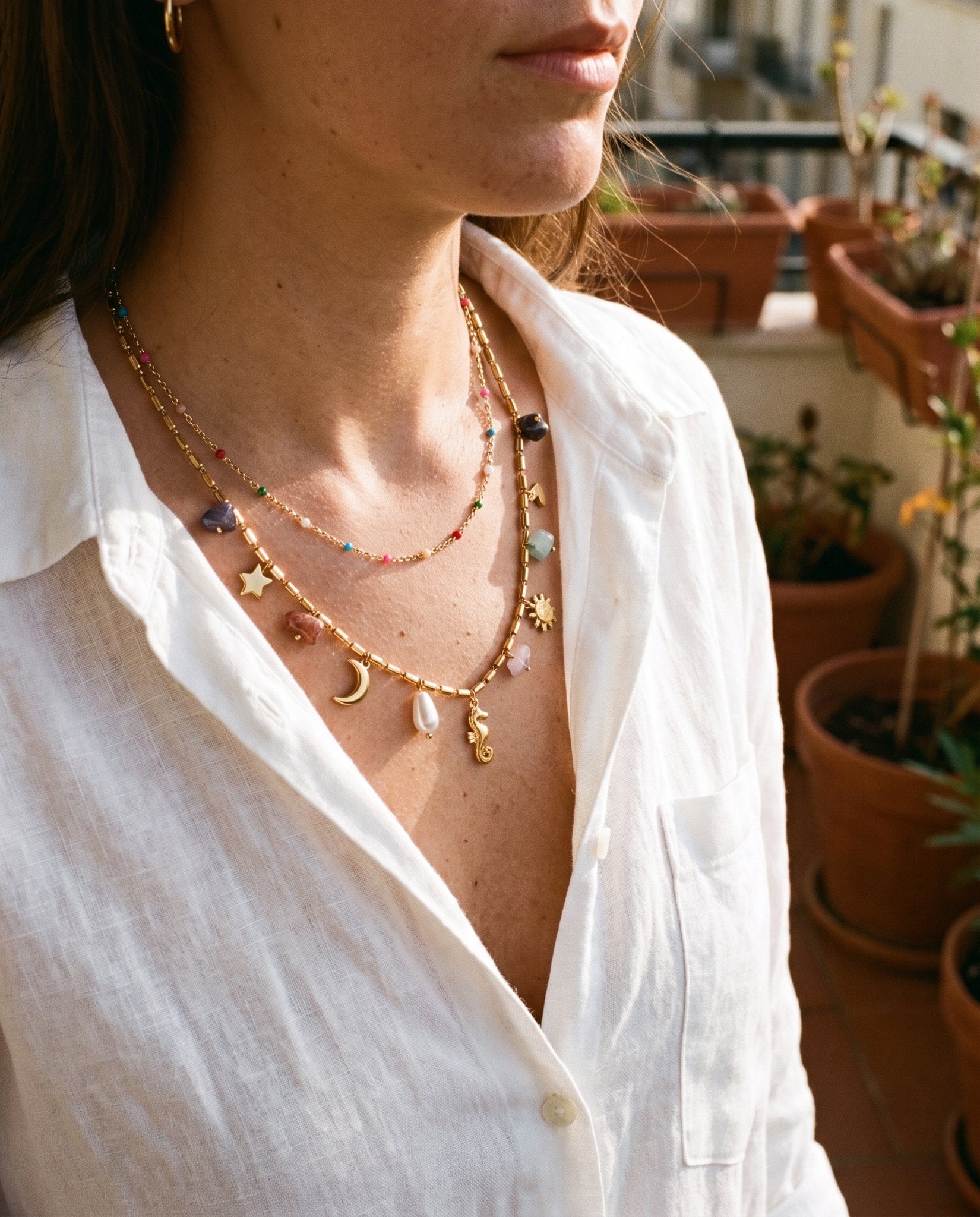 Collana Riva indossata con camicia di lino bianca, luce estiva