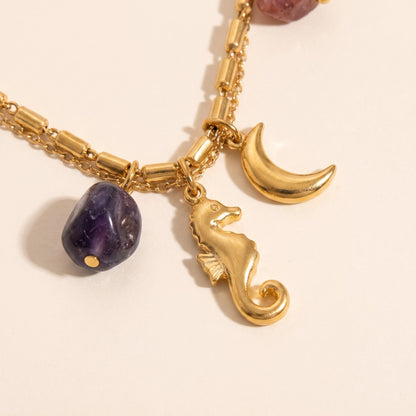 Dettaglio macro dei charm di Riva: cavalluccio marino, luna e pietra naturale