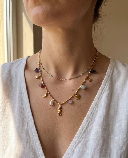 Collana Riva indossata: filo corto con perline smaltate e filo lungo con i charm