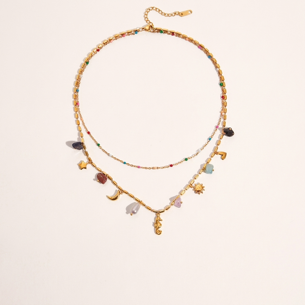 Collana Riva distesa: filo corto con perline smaltate colorate e filo lungo con i charm