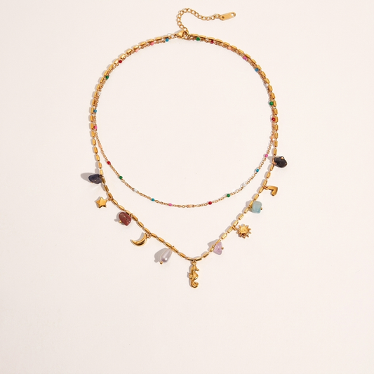 Collana Riva distesa: filo corto con perline smaltate colorate e filo lungo con i charm